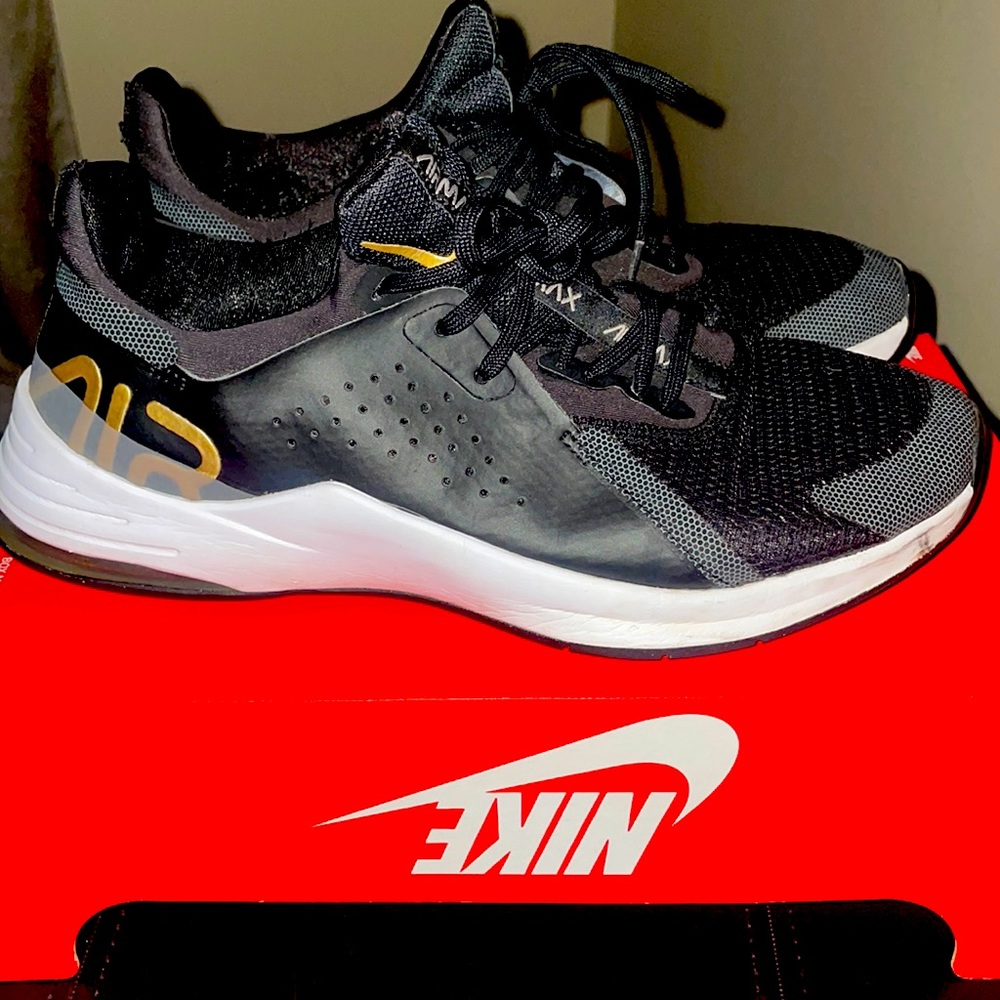 Nike Air Max. Black /gold. Size 9